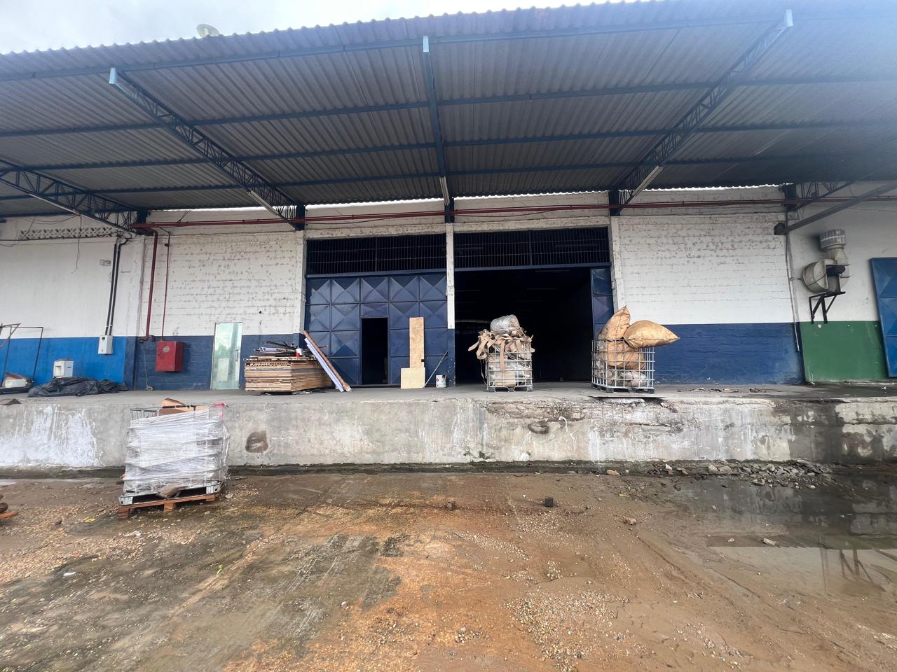 Galpão com 2.100m2 - 4
