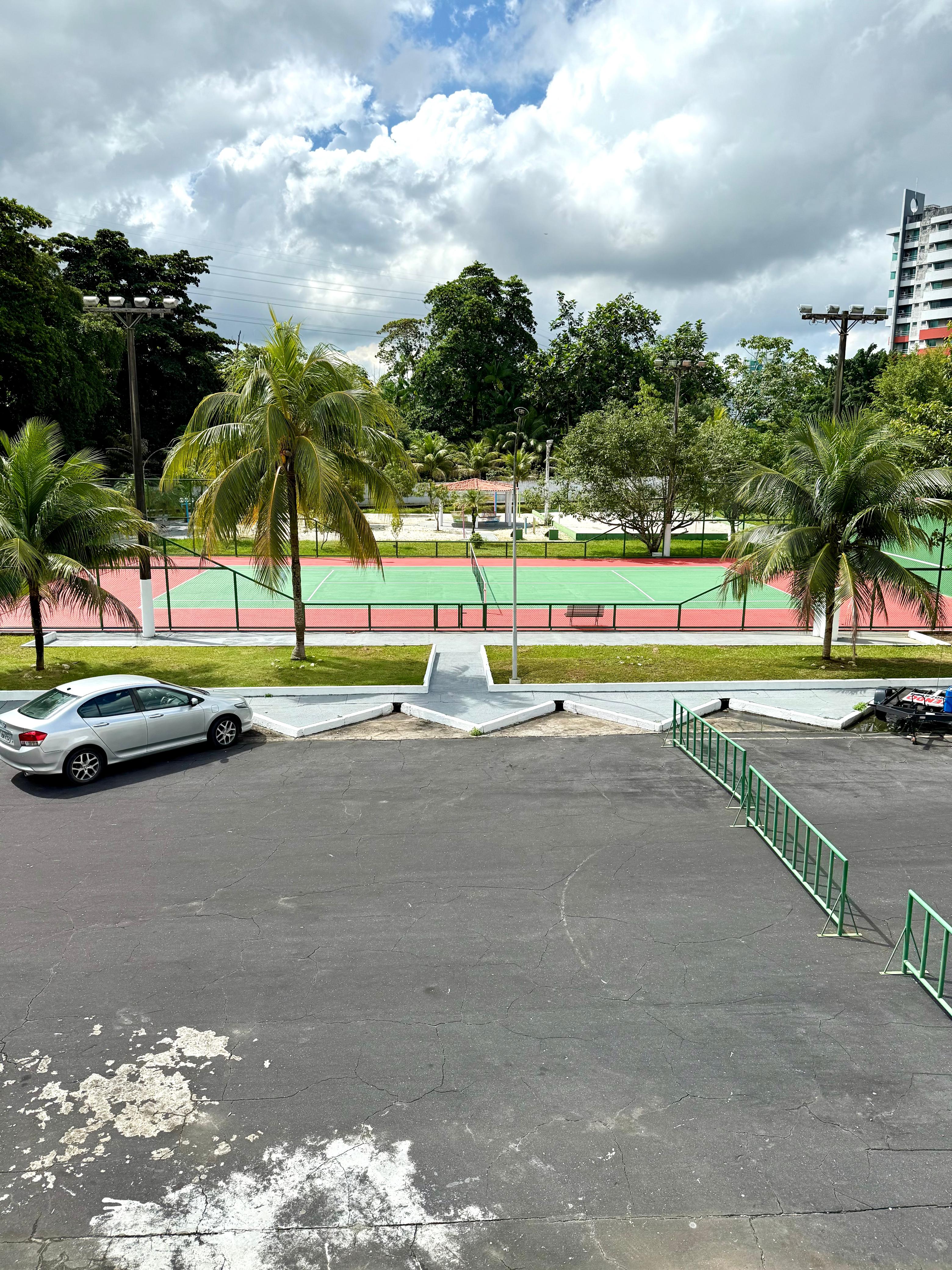 Apartamento com 1 suíte e 2 semi-suítes no cond. Jardim Itália