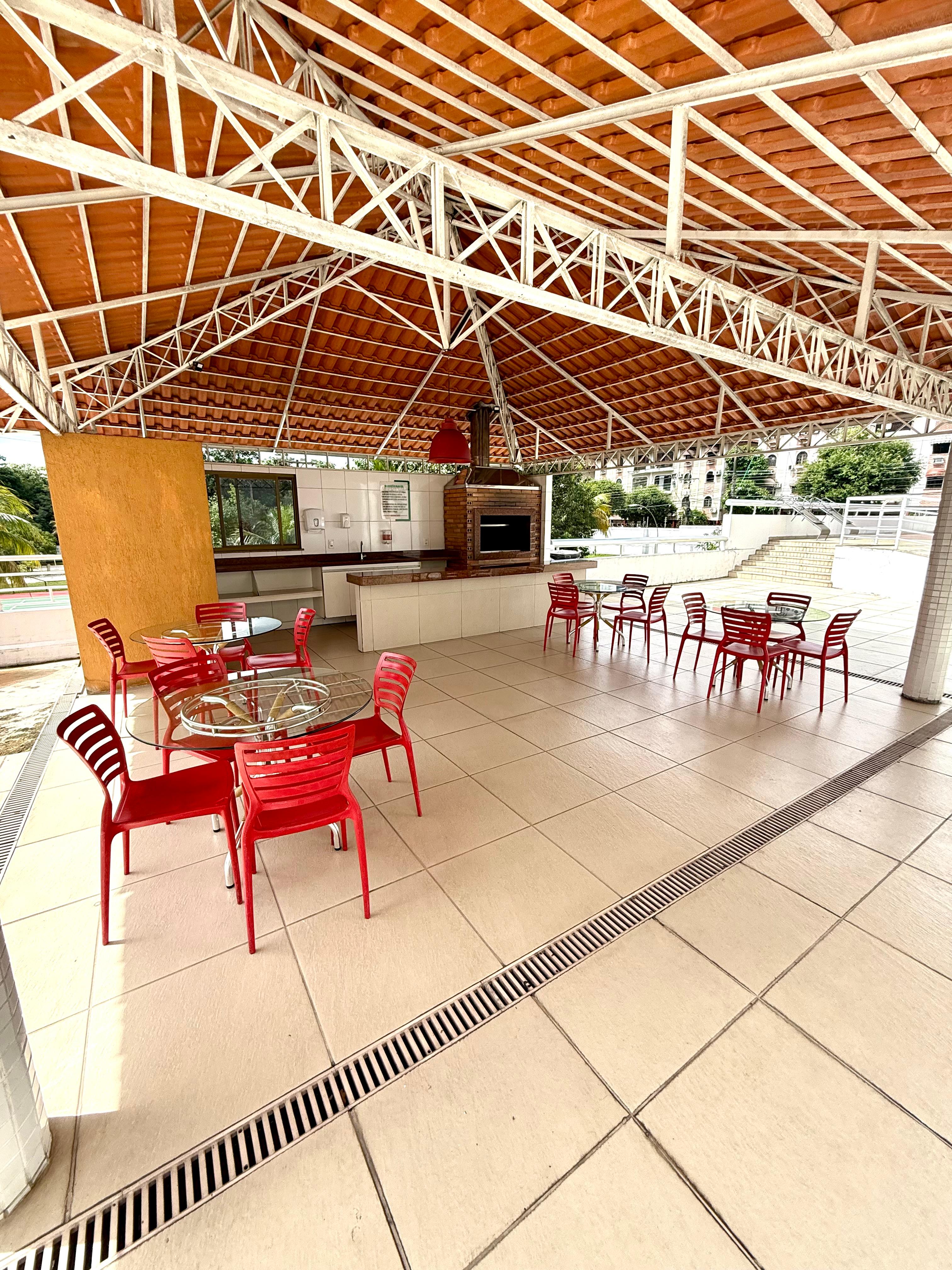 Apartamento com 1 suíte e 2 semi-suítes no cond. Jardim Itália