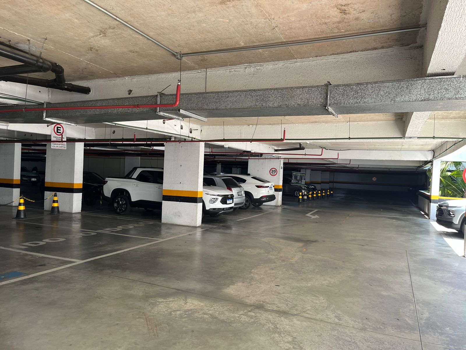 Sala Comercial com 116m² com divisórias no Edifício Corporate Trade