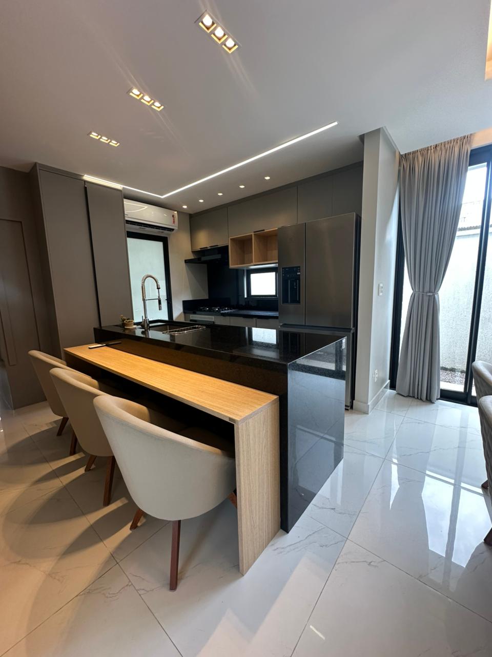 Casa com 4 suítes no cond. Quinta das Laranjeiras