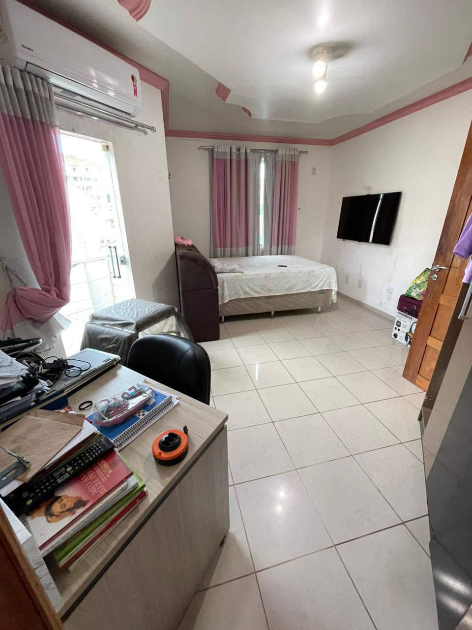 Casa com 04 dormitórios com 279m² no Parque das Laranjeiras